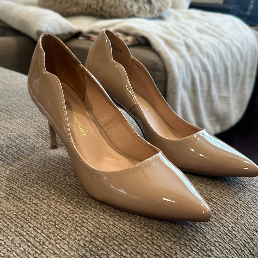 Nude scalloped pumps 👠